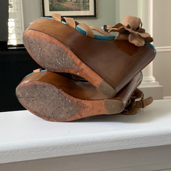 Genuine leather wooden platform sandals with floral accents. - Picture 3 of 6